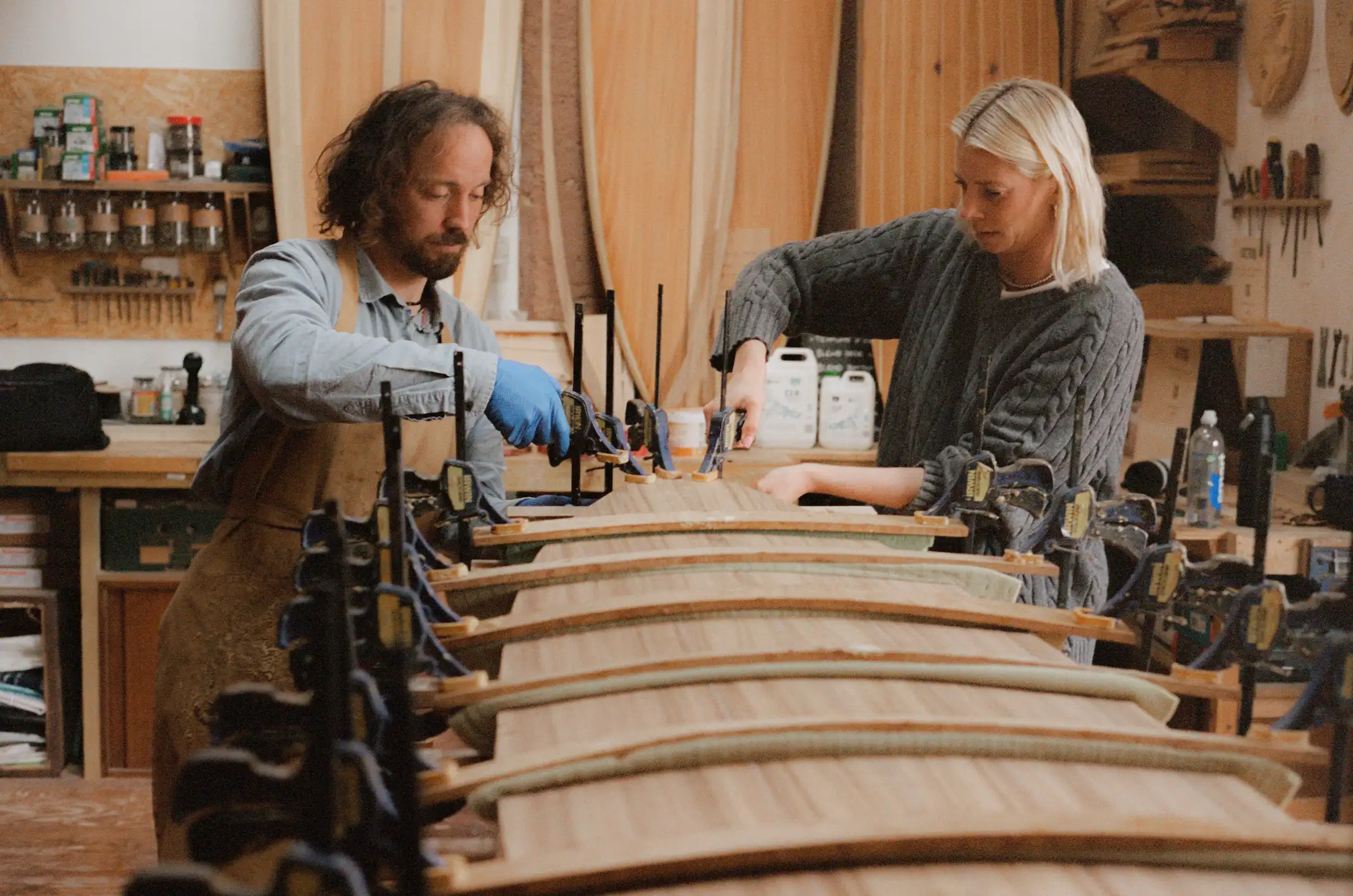 Bentley surf Lindsey Holland et James Otter